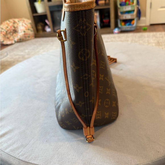 Louis Vuitton Neverfull MM Handbag - Picture 10 of 13